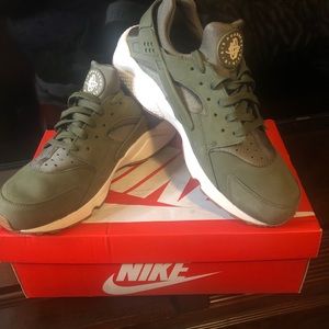 Nike Air Huarache Tennis Shoe